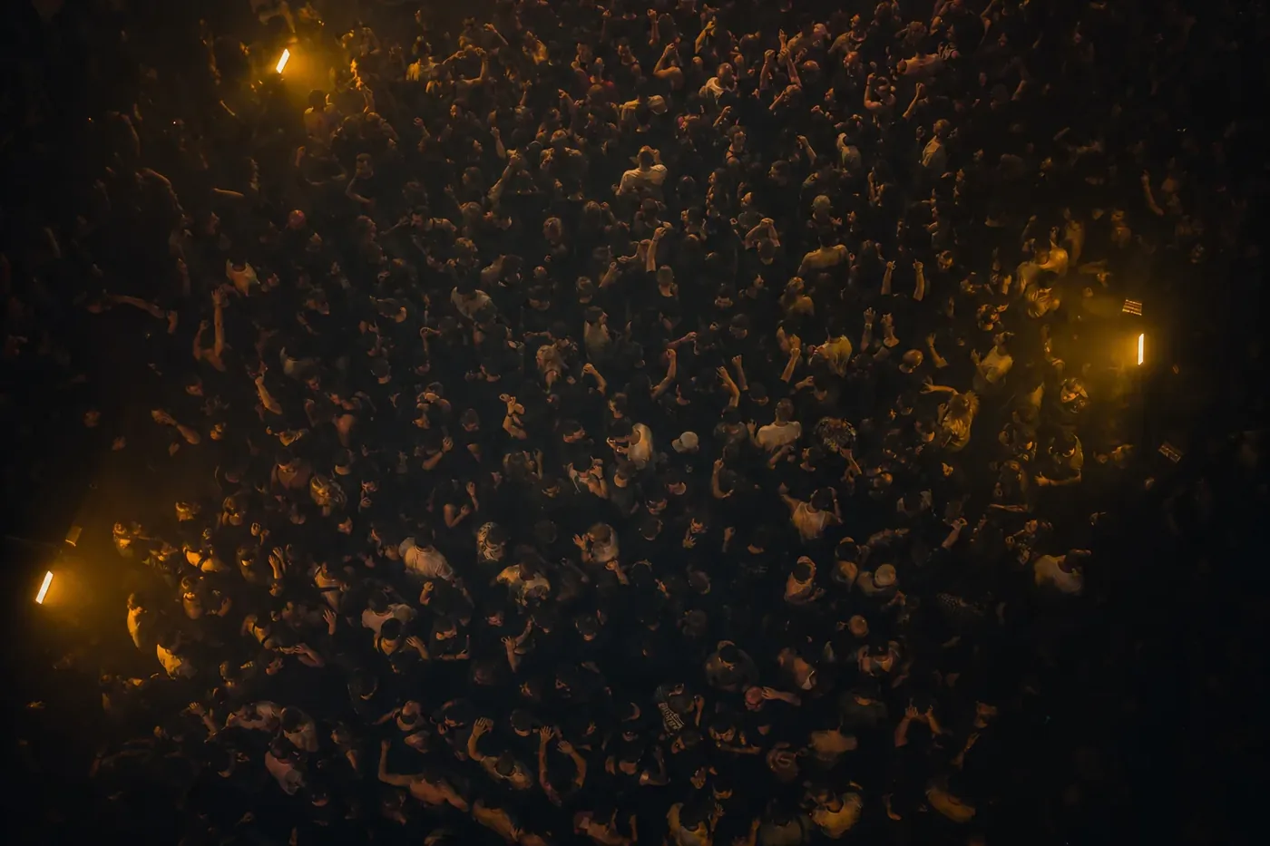 Tanzfläche im Berghain bei einer Techno-Nacht