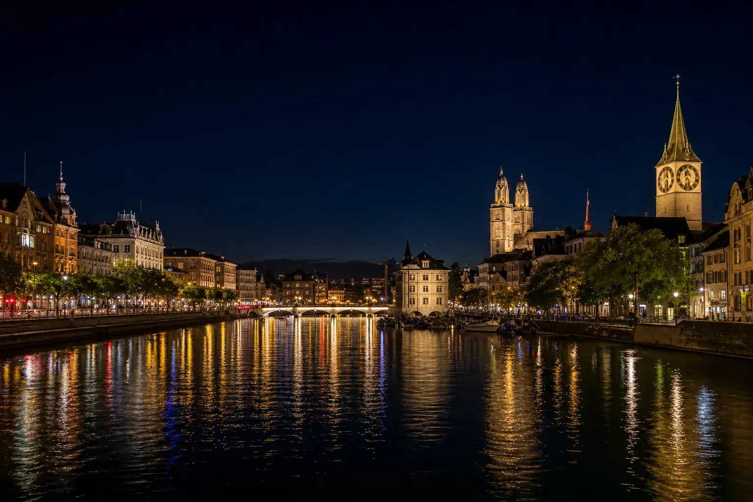 Zürich bei Nacht — beleuchtete Skyline und Nachtleben an der Limmat
