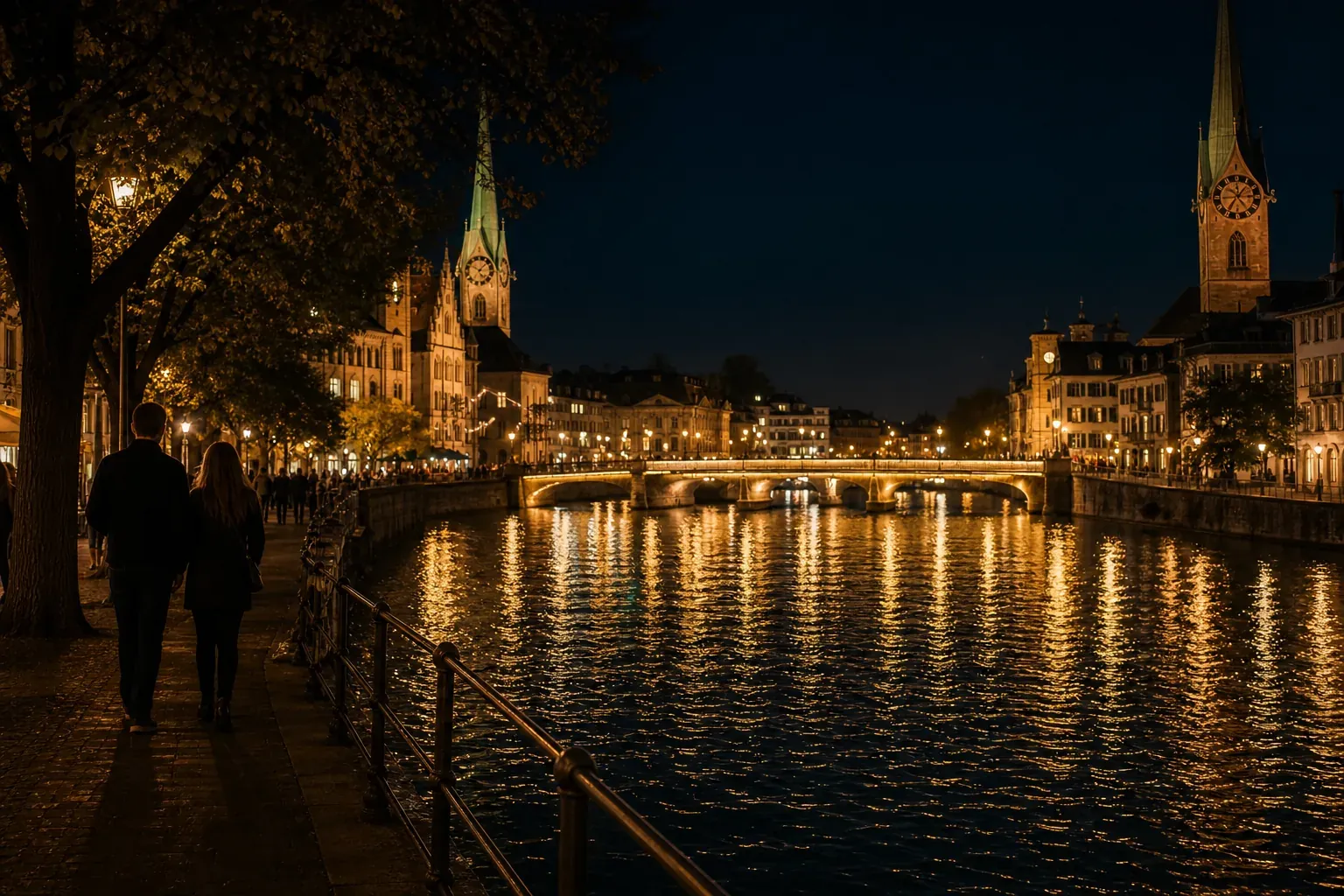 Zürcher Altstadt und Limmat bei Nacht mit beleuchteten Uferpromenaden